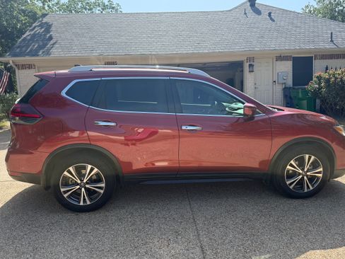 Used 2019 Nissan Rogue SV w/ Premium Package FWD image 9