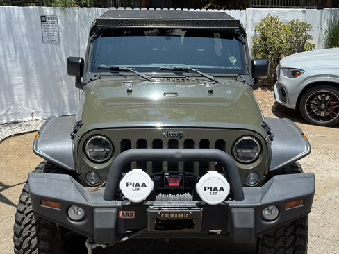 Used 2015 Jeep Wrangler Unlimited Rubicon w/ Connectivity Group image 16