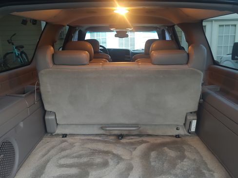 Used 2000 Chevrolet Suburban LT w/ LT Preferred Equipment Group image 10