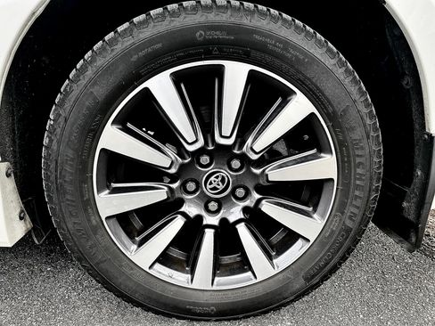 Used 2018 Toyota Sienna XLE image 29