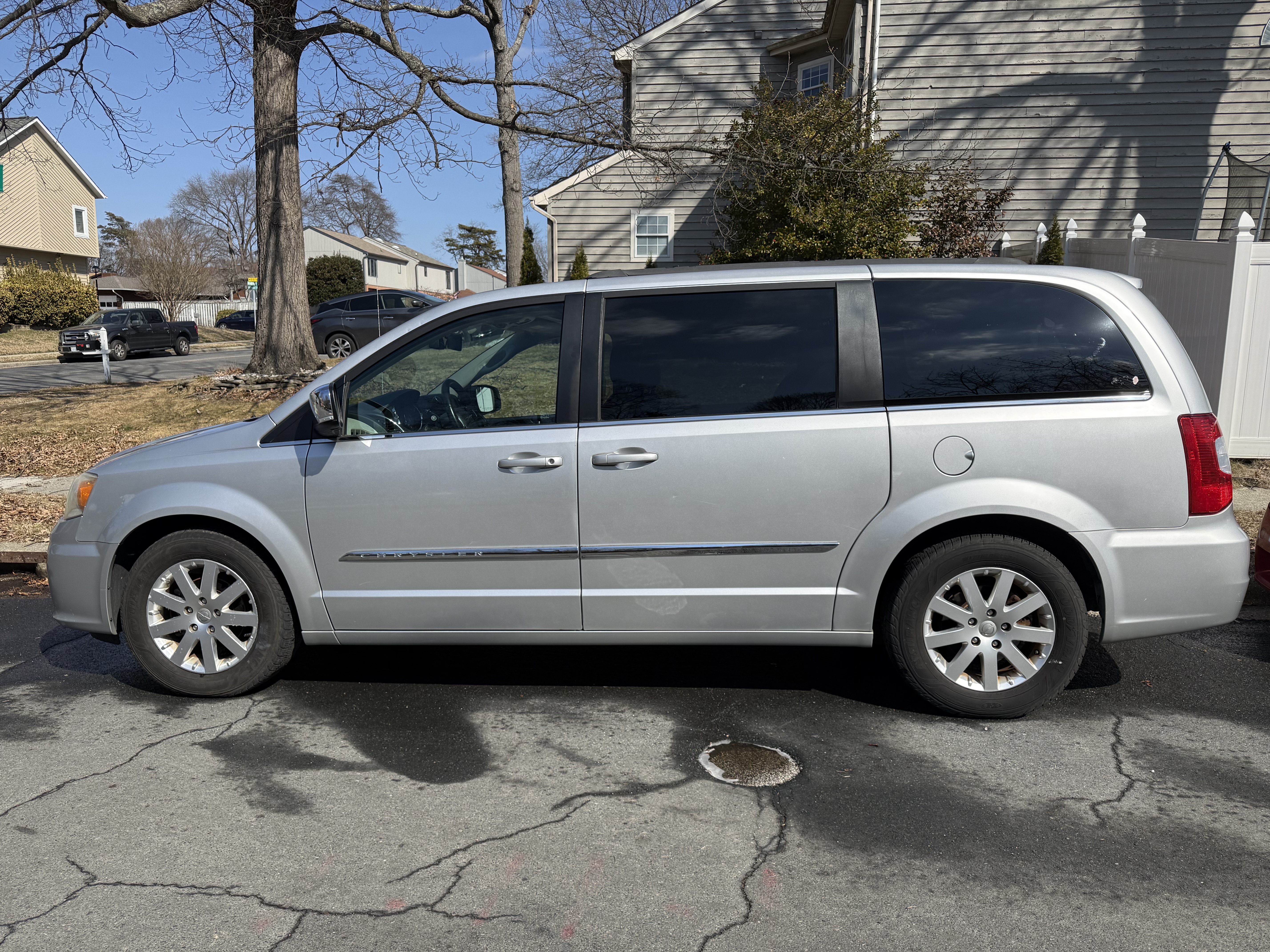 Used 2011 Chrysler Town & Country Touring-L w/ Entertainment Group #2 FWD image 4