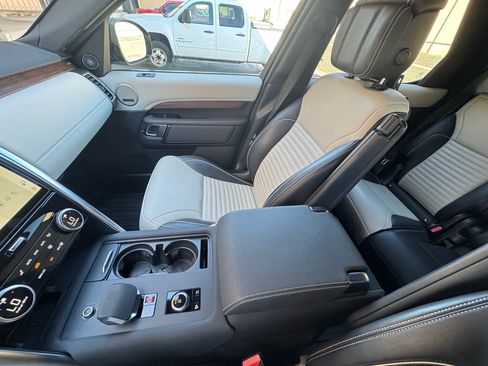 Used 2023 Land Rover Discovery Metropolitan Edition AWD/4WD image 25