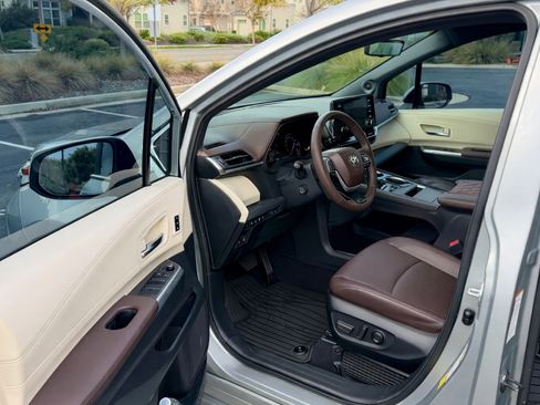 Used 2023 Toyota Sienna Platinum image 12