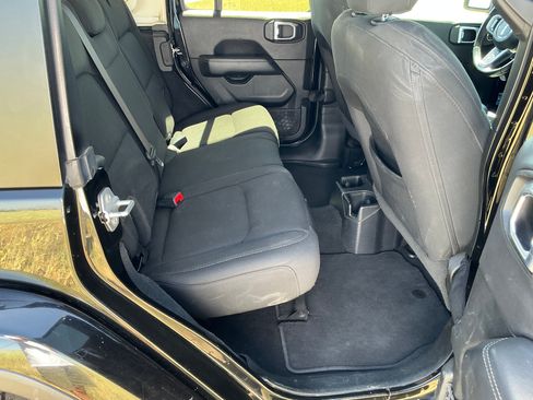 Used 2020 Jeep Wrangler Unlimited Sahara AWD/4WD image 15