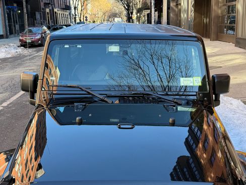 Used 2015 Jeep Wrangler Unlimited Sahara w/ Katzkin Premium Leather Group image 21