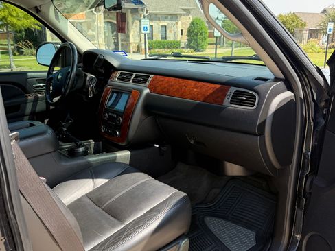 Used 2010 Chevrolet Avalanche LT w/ Luxury Package image 18