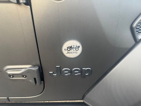 Used 2020 Jeep Gladiator Sport w/ Quick Order Package 24S AWD/4WD image 14