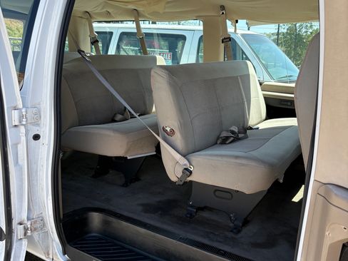 Used 2006 Ford E-350 and Econoline 350 XLT RWD image 8