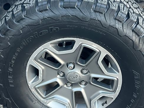 Used 2015 Jeep Wrangler Unlimited Rubicon w/ Dual Top Group AWD/4WD image 4