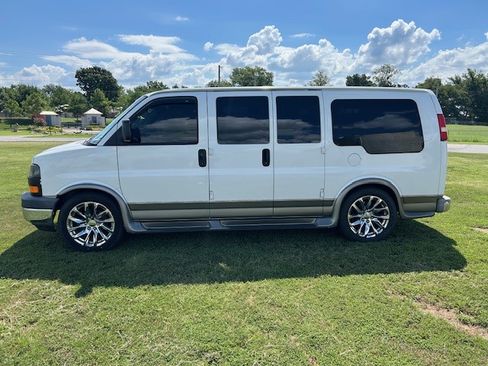Used 2008 GMC Savana 1500 w/ Preferred Equipment Group image 2
