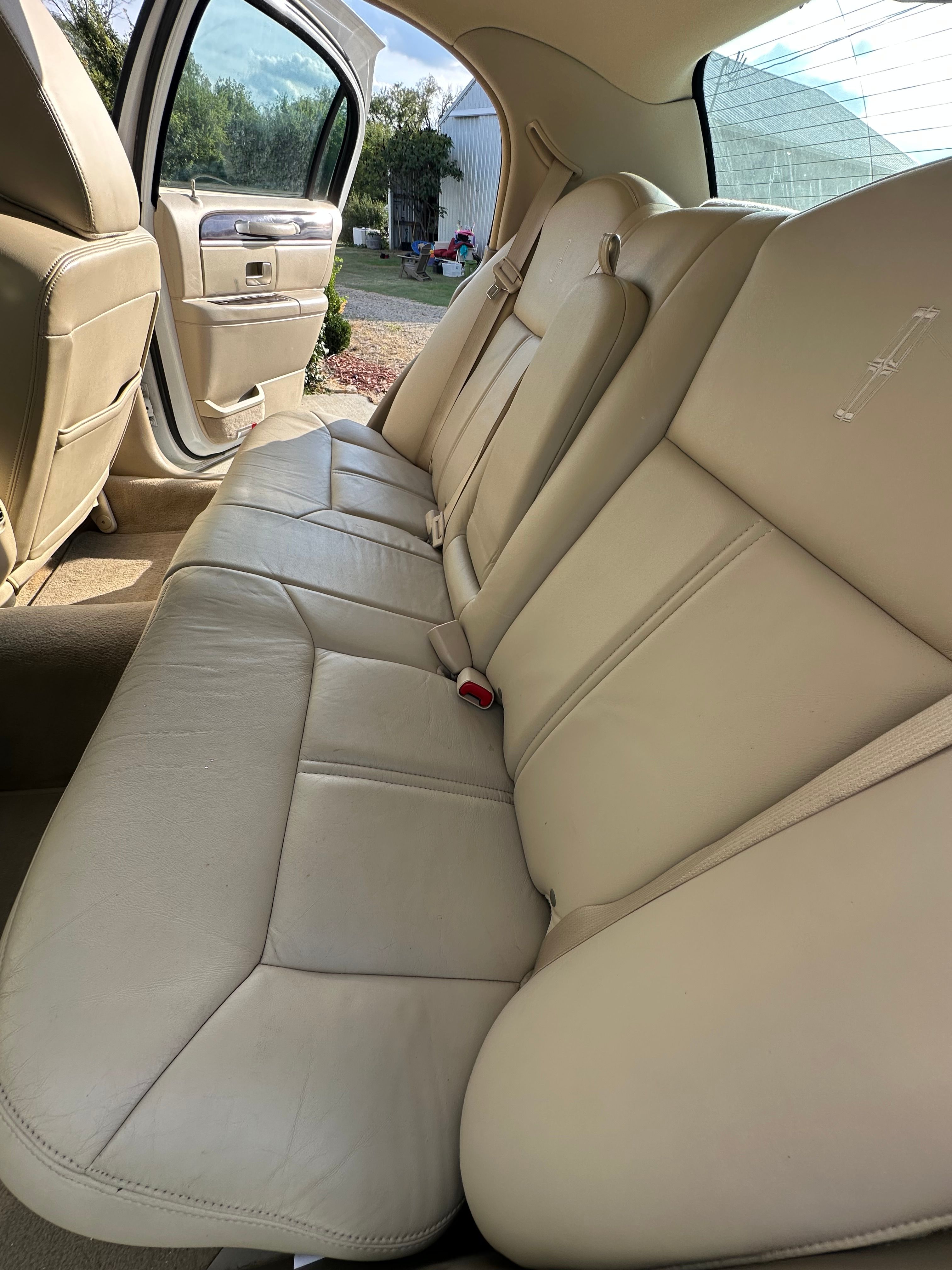 Used 2011 Lincoln Town Car Signature Limited RWD image 19
