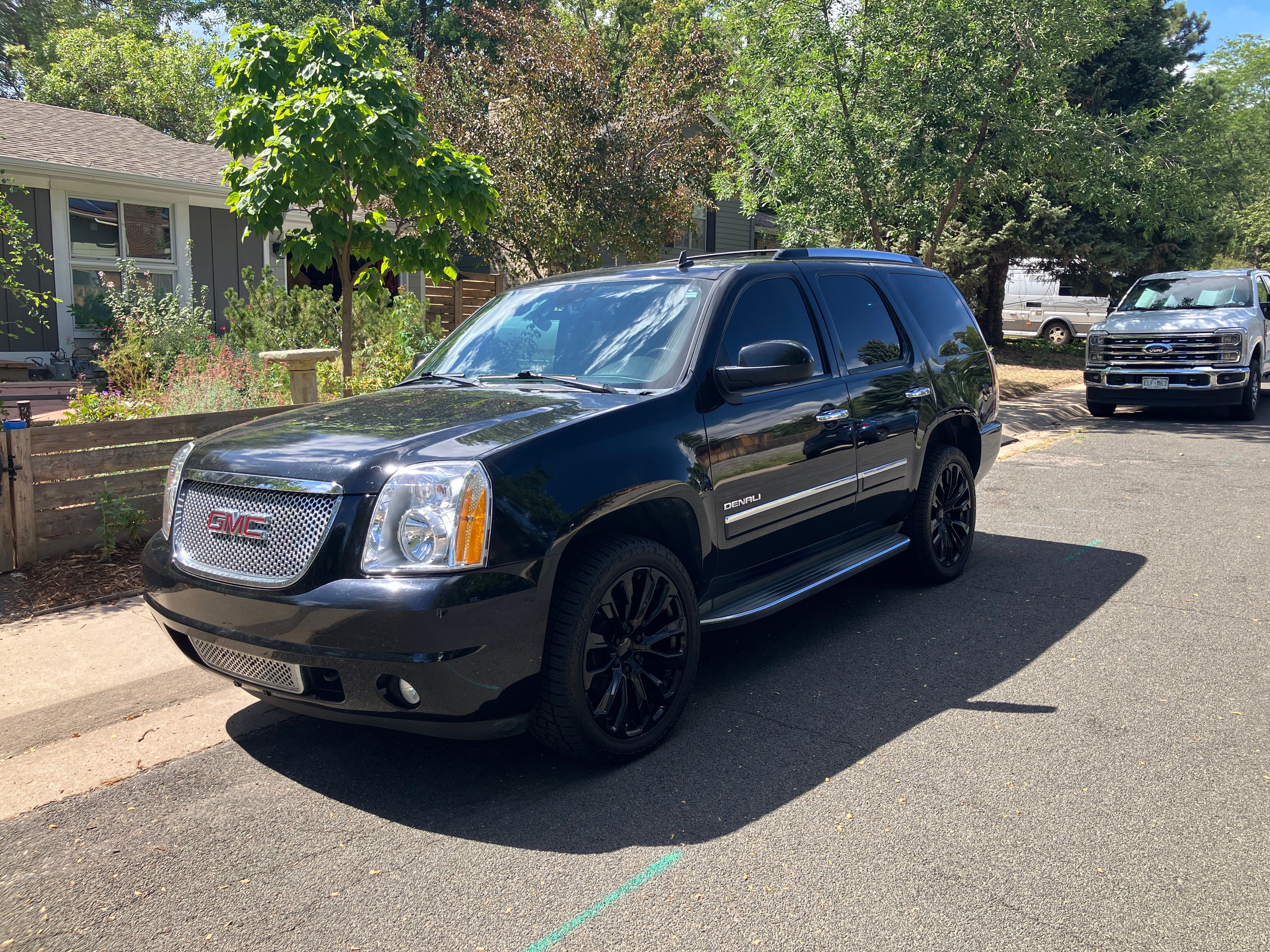 Used 2012 GMC Yukon Denali AWD/4WD image 1