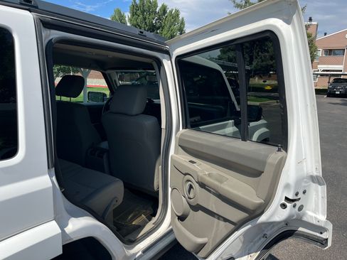 Used 2006 Jeep Commander 4WD image 16
