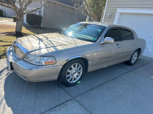 Used 2011 Lincoln Town Car Signature Limited image 6