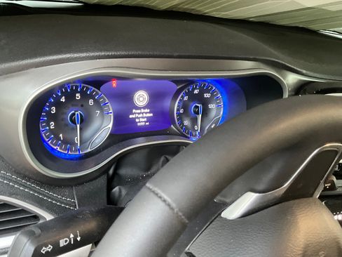 Used 2023 Chrysler Pacifica Touring-L image 5