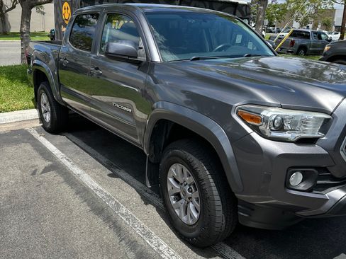 Used 2017 Toyota Tacoma SR5 w/ SR5 Appearance Package (SM) RWD image 4