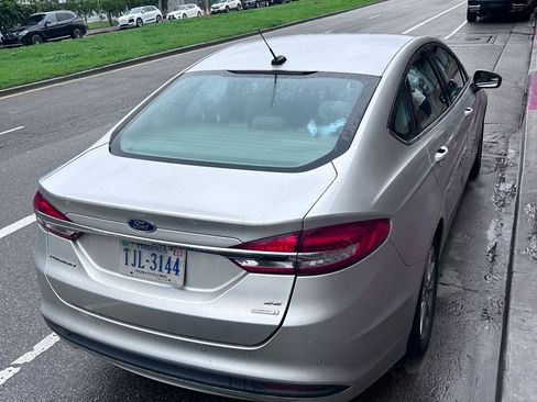 Used 2017 Ford Fusion SE w/ Fusion SE Technology Package image 4