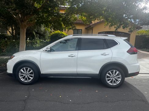 Used 2018 Nissan Rogue SV image 2