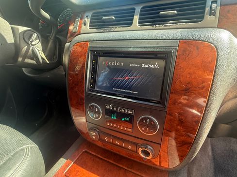 Used 2014 Chevrolet Suburban LT image 9