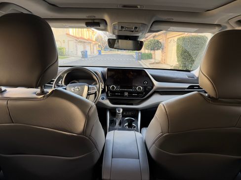 Used 2023 Toyota Highlander XLE image 9