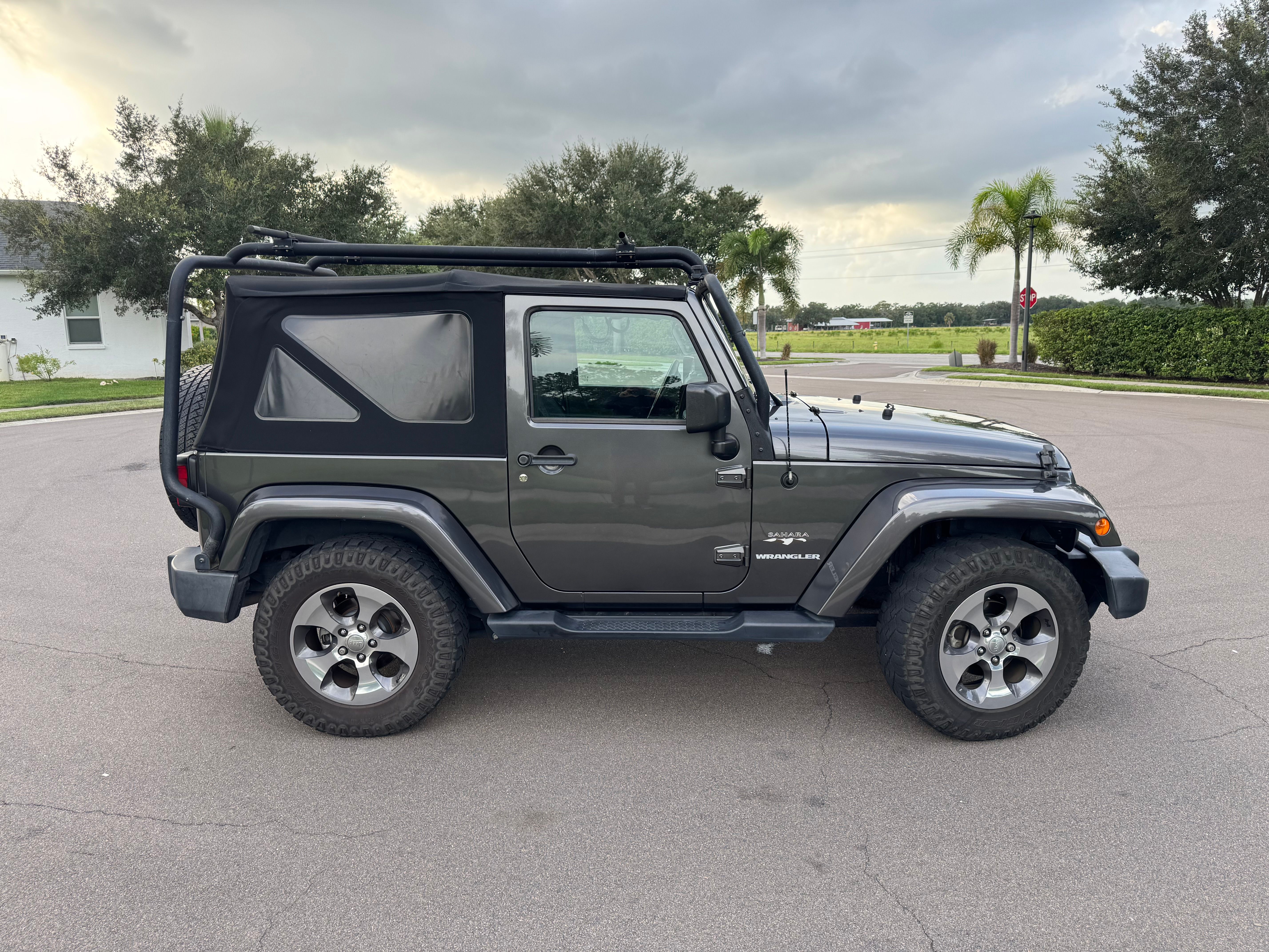 Used 2017 Jeep Wrangler Sahara w/ Connectivity Group AWD/4WD image 4