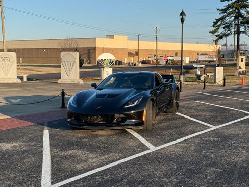 Used 2015 Chevrolet Corvette Z06 w/ 3LZ Preferred Equipment Group image 2