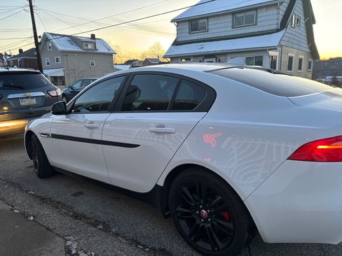 Used 2019 Jaguar XE Premium image 8