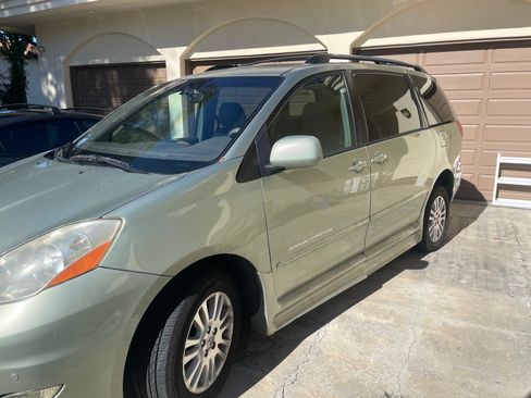 Used 2010 Toyota Sienna XLE image 4