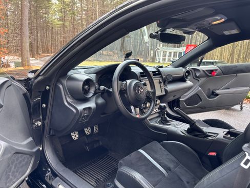 Used 2025 Toyota GR86 Premium w/ ALL Weather Mat Package (TMS) image 9