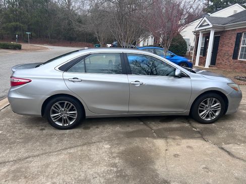 Used 2015 Toyota Camry SE image 6