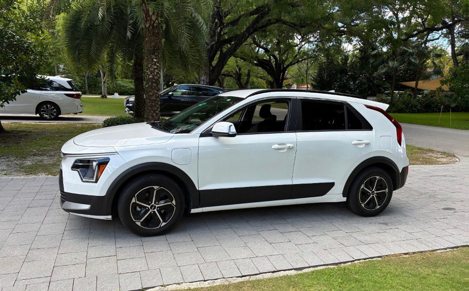 Used 2024 Kia Niro EX FWD image 4