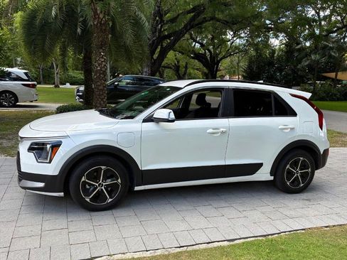 Used 2024 Kia Niro EX FWD image 2
