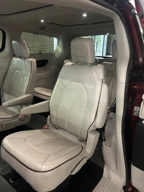 Used 2018 Chrysler Pacifica Limited w/ Tire & Wheel Group FWD image 15
