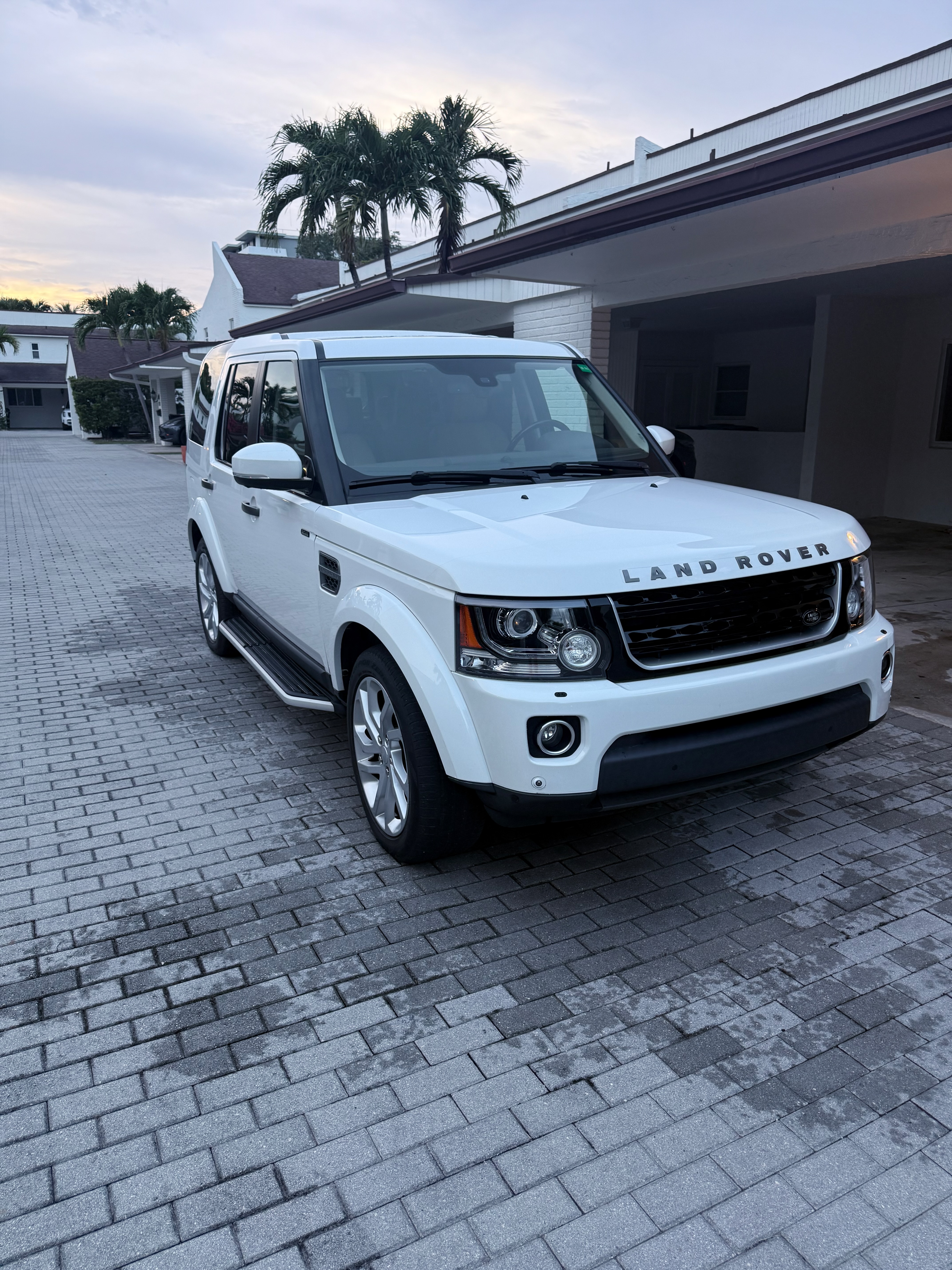 Used 2016 Land Rover LR4 HSE Silver Edition AWD/4WD image 10