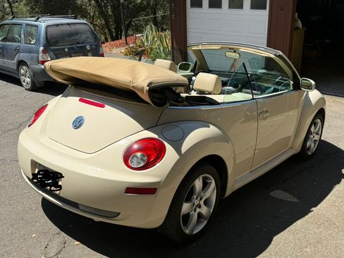 Used 2006 Volkswagen Beetle Convertible w/ Package 2 FWD image 1