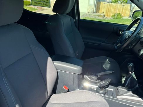 Used 2018 Toyota Tacoma TRD Off-Road AWD/4WD image 9
