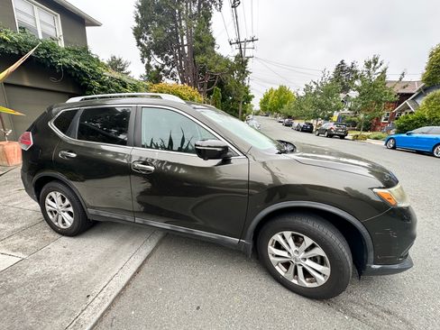 Used 2015 Nissan Rogue SV w/ SV Premium Package AWD/4WD image 2