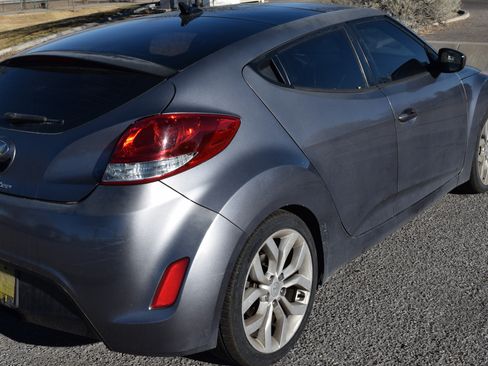 Used 2012 Hyundai Veloster w/ Style Pkg image 2
