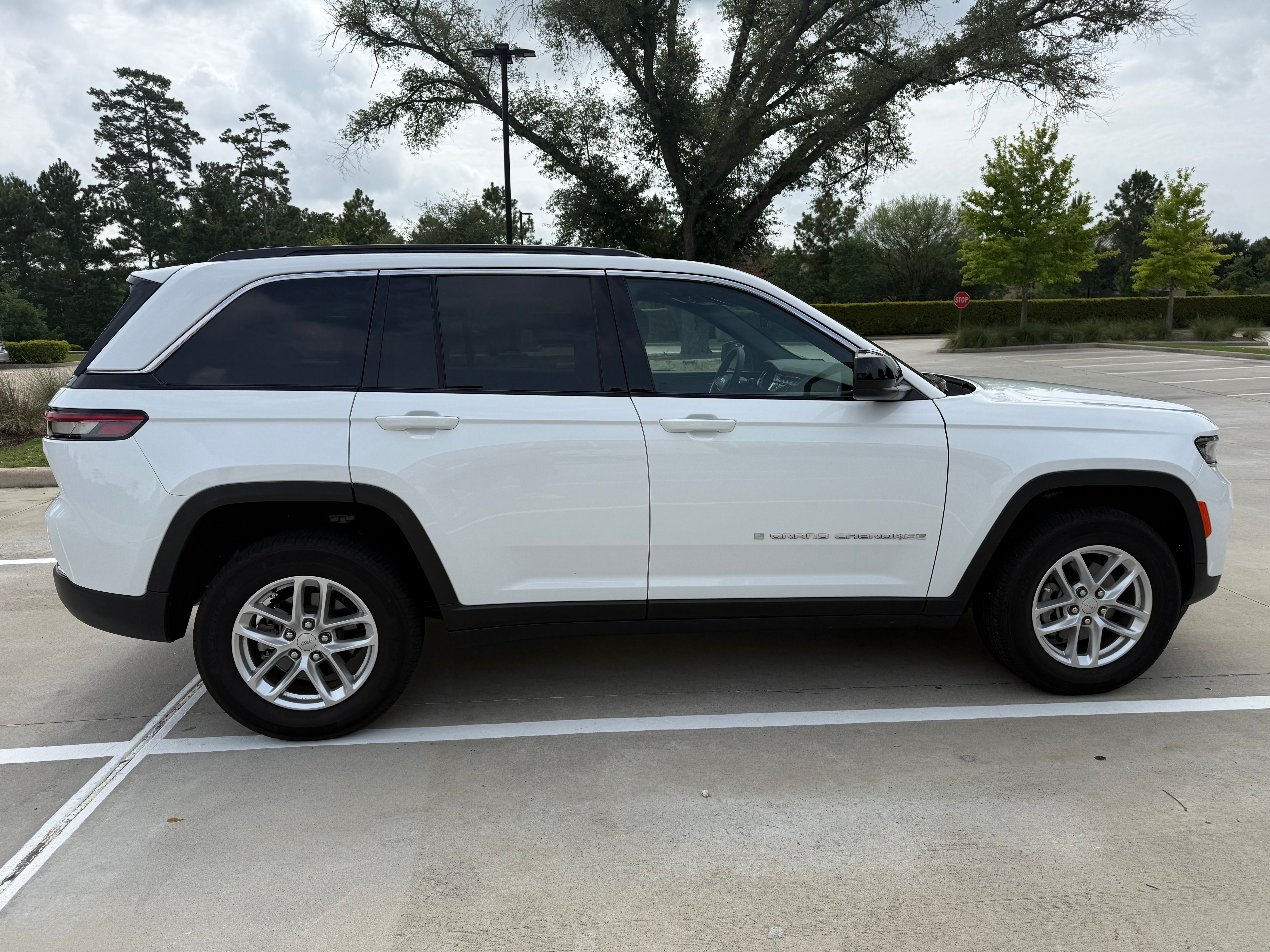 Used 2025 Jeep Grand Cherokee Laredo X RWD image 8
