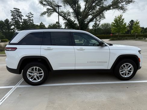 Used 2025 Jeep Grand Cherokee Laredo X RWD image 8