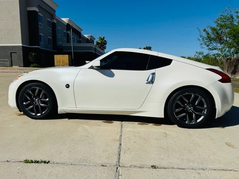 Used 2015 Nissan 370Z Coupe image 2