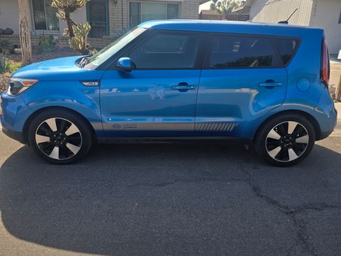 Used 2017 Kia Soul + w/ Designer's Package image 4