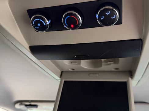 Used 2016 Chrysler Town & Country Touring FWD image 26