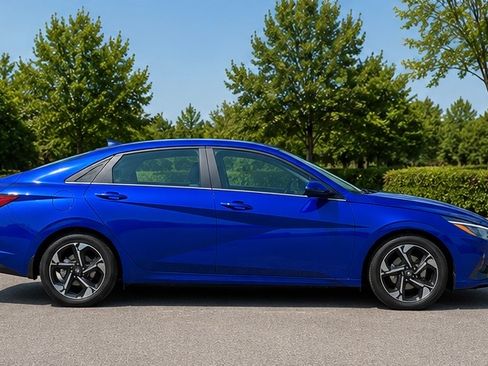 Used 2023 Hyundai Elantra Limited w/ Cargo Package FWD image 5
