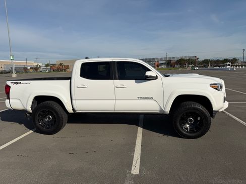 Used 2016 Toyota Tacoma TRD Sport image 13