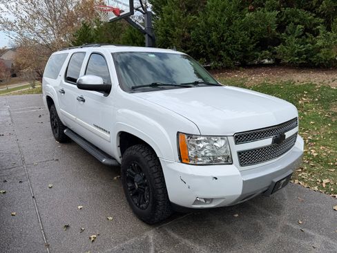 Used 2008 Chevrolet Suburban LT image 2