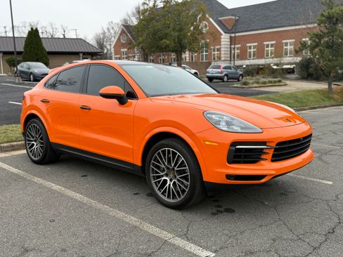 Used 2021 Porsche Cayenne Sport Utility 4D image 2