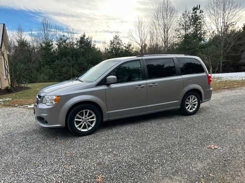 Used 2018 Dodge Grand Caravan SXT image 2