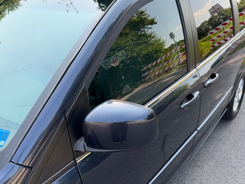 Used 2008 Chrysler Town & Country Touring w/ Entertainment Group #2 FWD image 8