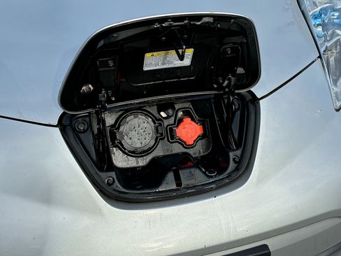 Used 2013 Nissan Leaf SL image 14